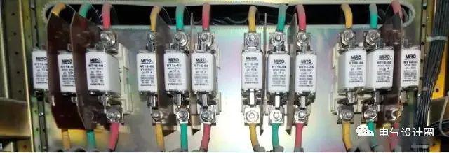 配電室中有哪些類型的低壓配電柜電壓？配電柜主要內(nèi)部組件是什么？