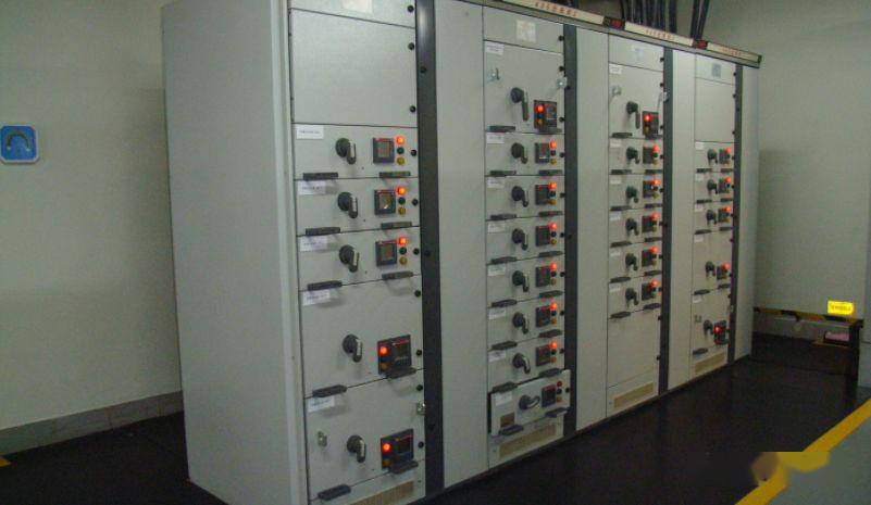 配電室中有哪些類型的低壓配電柜電壓？配電柜主要內(nèi)部組件是什么？