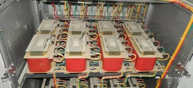 配電室中有哪些類型的低壓配電柜電壓？配電柜主要內(nèi)部組件是什么？