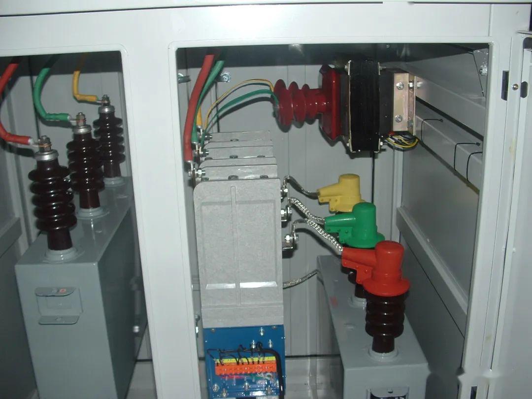 配電室中有哪些類型的低壓配電柜電壓？配電柜主要內(nèi)部組件是什么？