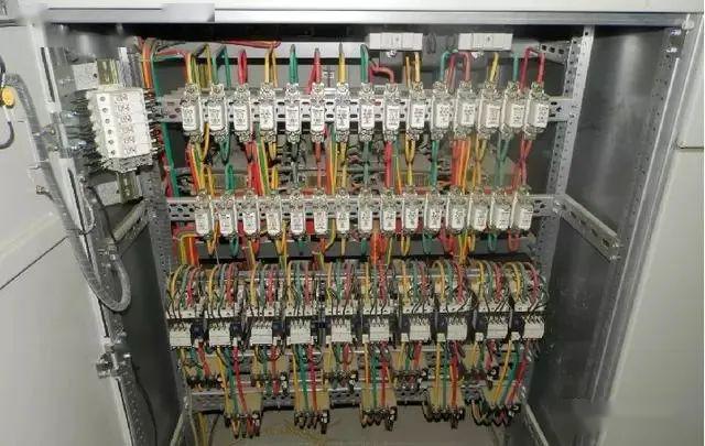 配電室中有哪些類型的低壓配電柜電壓？配電柜主要內(nèi)部組件是什么？