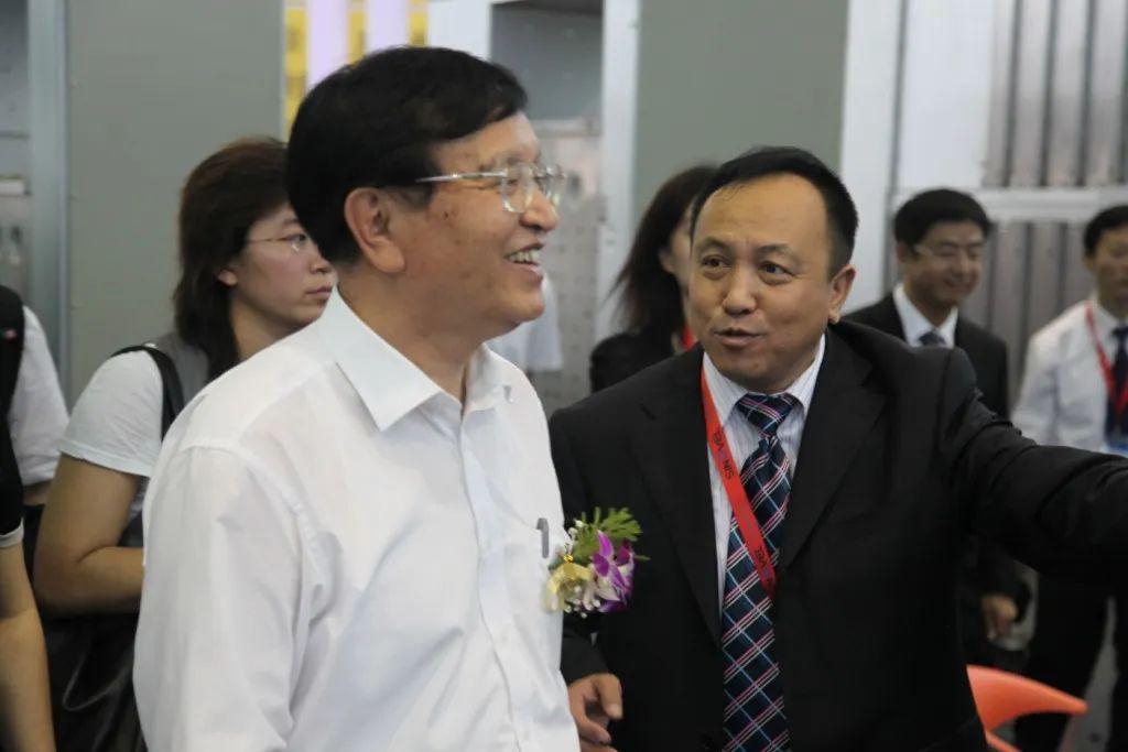 華德海特電器在2020年榮獲“中國開關(guān)柜 10頂級(jí)品牌”72.5千伏氫地理信息系統(tǒng)和碳地理信息系統(tǒng)獎(jiǎng)，填補(bǔ)了國際空白