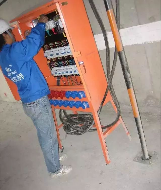 施工現(xiàn)場臨時用電配電箱及開關(guān)箱配置和使用說明，圖示詳圖