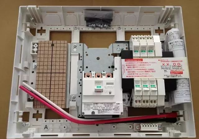 為什么日本家庭使用40年的單件配電箱而我們?nèi)匀辉诂F(xiàn)場組裝它？