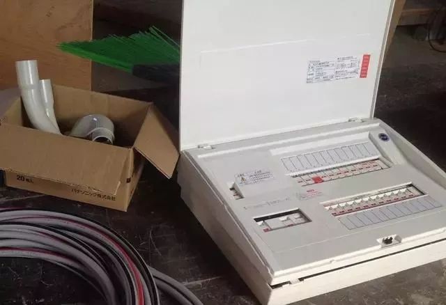 為什么日本家庭使用40年的單件配電箱而我們?nèi)匀辉诂F(xiàn)場組裝它？
