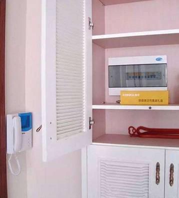 老電工把配電箱安裝在墻內(nèi)。曬太陽(yáng)太聰明了。