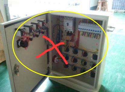 老電工把配電箱安裝在墻內(nèi)。曬太陽(yáng)太聰明了。