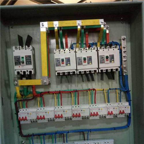 配電箱帶漏電保護或空？只有有這么多漏洞和空的開口才是安全的。這太實際了。
