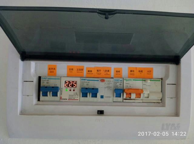 跟著師傅學(xué)做配電箱，看到師傅的手藝，我不好意思開始