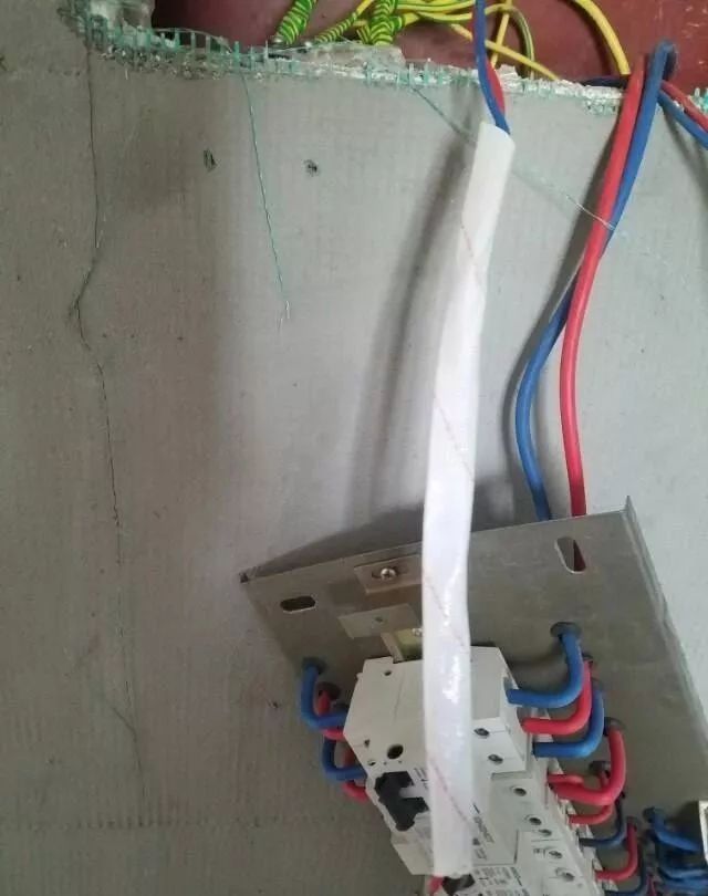 在一個建筑工地，一個建筑電工應(yīng)該如何安裝一個居民配電箱！與新加入者分享