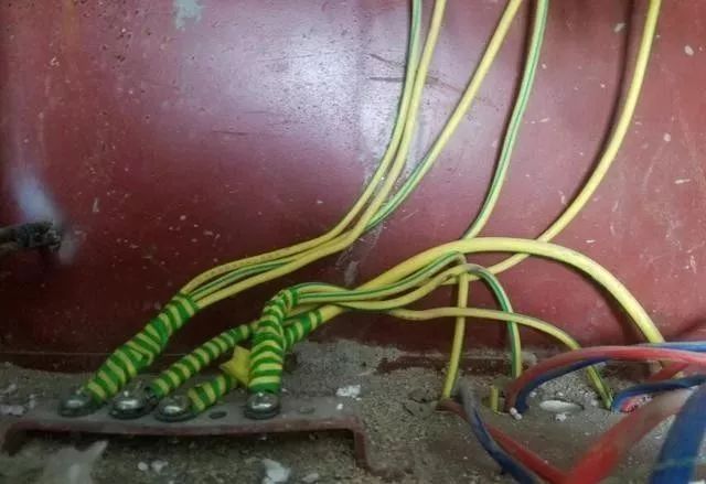 在一個建筑工地，一個建筑電工應(yīng)該如何安裝一個居民配電箱！與新加入者分享
