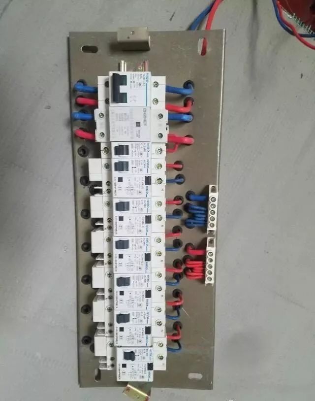 在一個建筑工地，一個建筑電工應(yīng)該如何安裝一個居民配電箱！與新加入者分享