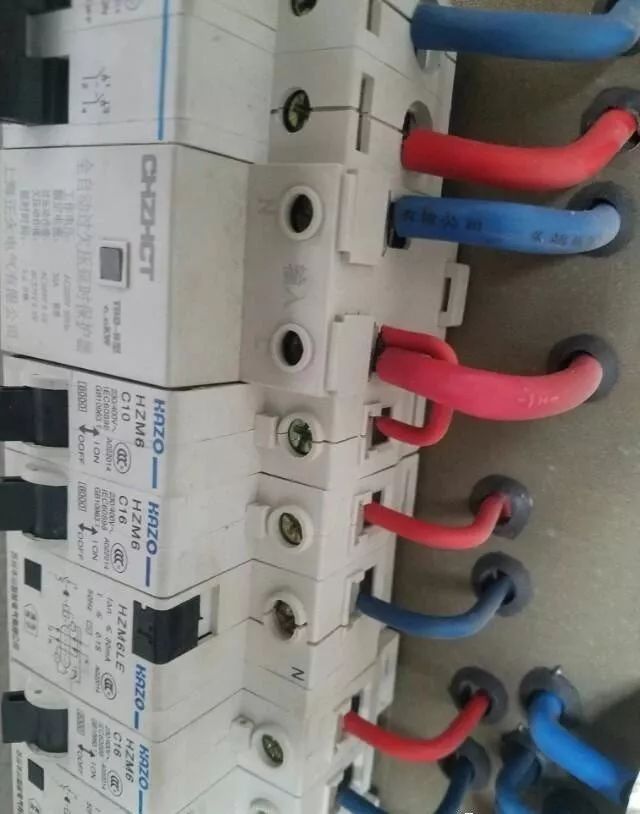 在一個建筑工地，一個建筑電工應(yīng)該如何安裝一個居民配電箱！與新加入者分享