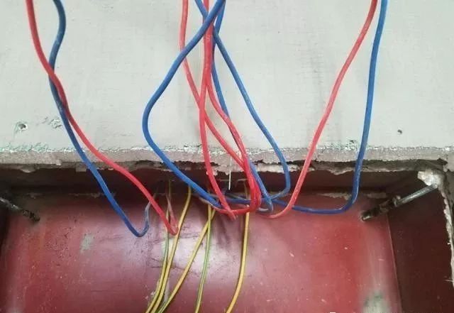在一個建筑工地，一個建筑電工應(yīng)該如何安裝一個居民配電箱！與新加入者分享