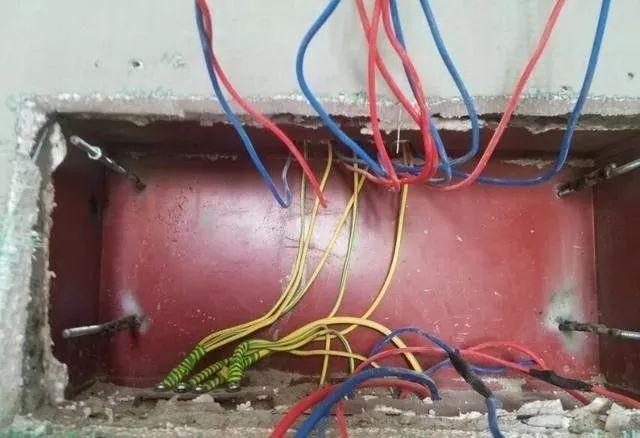 在一個建筑工地，一個建筑電工應(yīng)該如何安裝一個居民配電箱！與新加入者分享