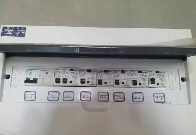 在一個建筑工地，一個建筑電工應(yīng)該如何安裝一個居民配電箱！與新加入者分享