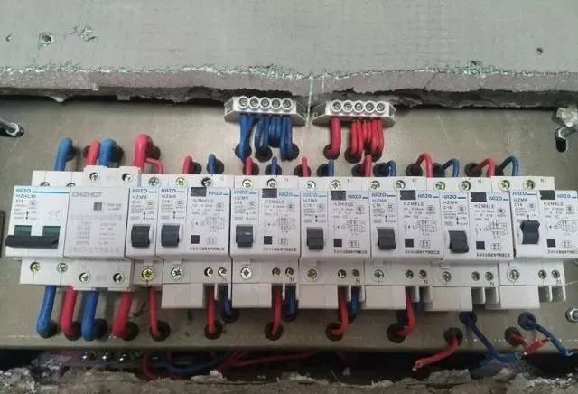在一個建筑工地，一個建筑電工應(yīng)該如何安裝一個居民配電箱！與新加入者分享